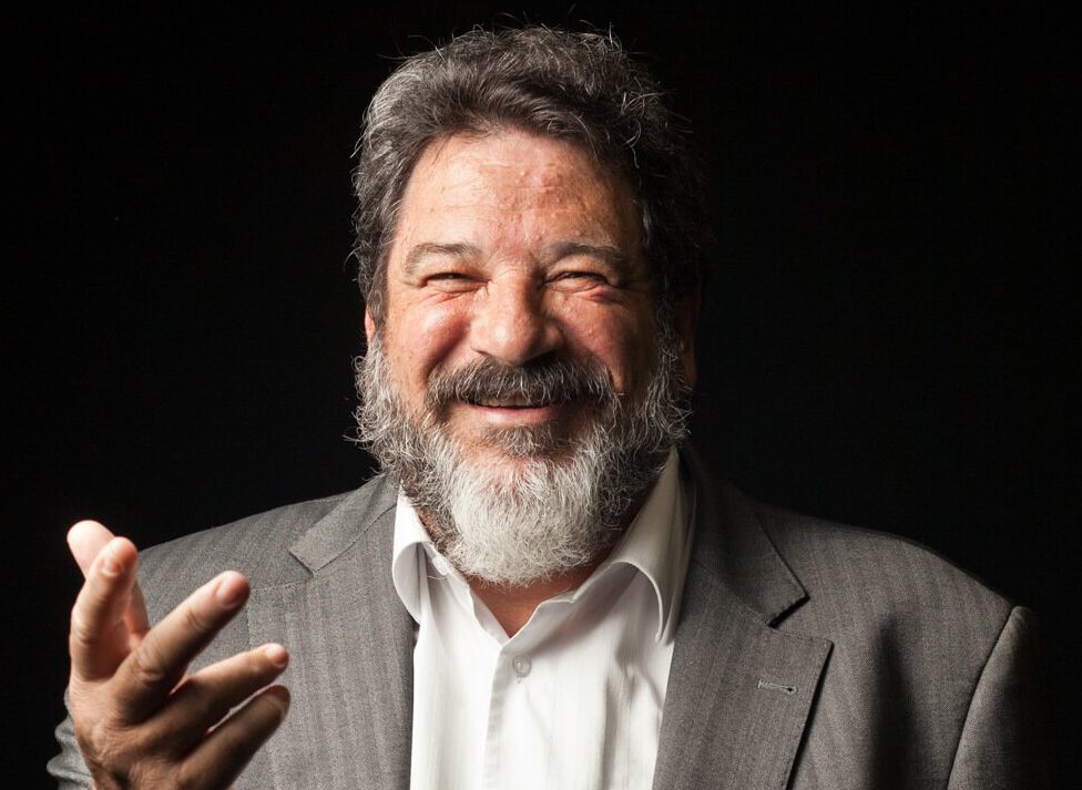 Cortella olha para frente e sorri