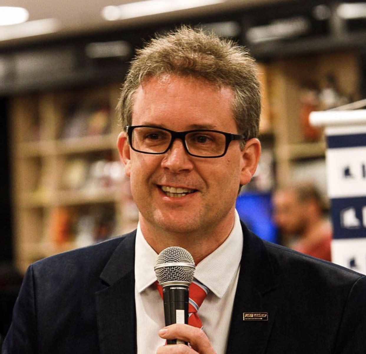 Rivadávia Drummond speaking at a library