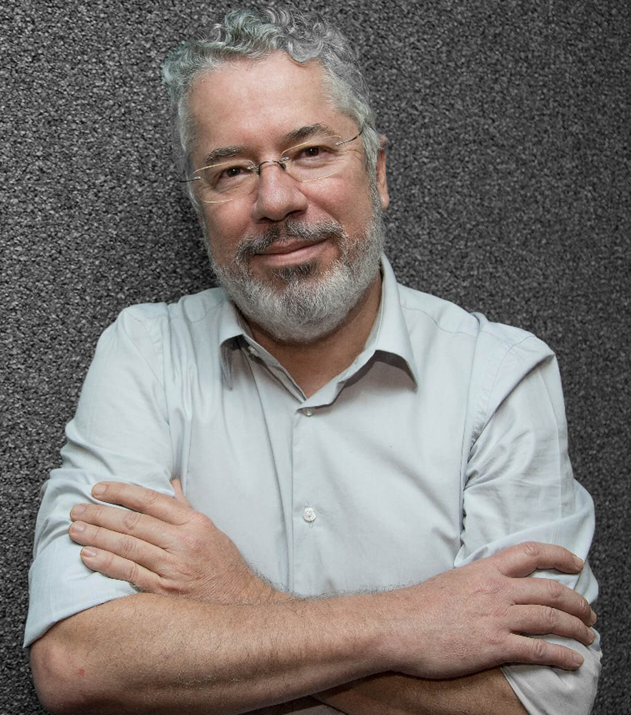 Homem de meia idade com braços cruzados