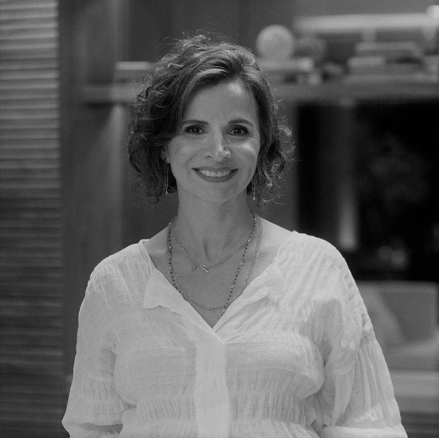 Adriana está de pé sorrindo