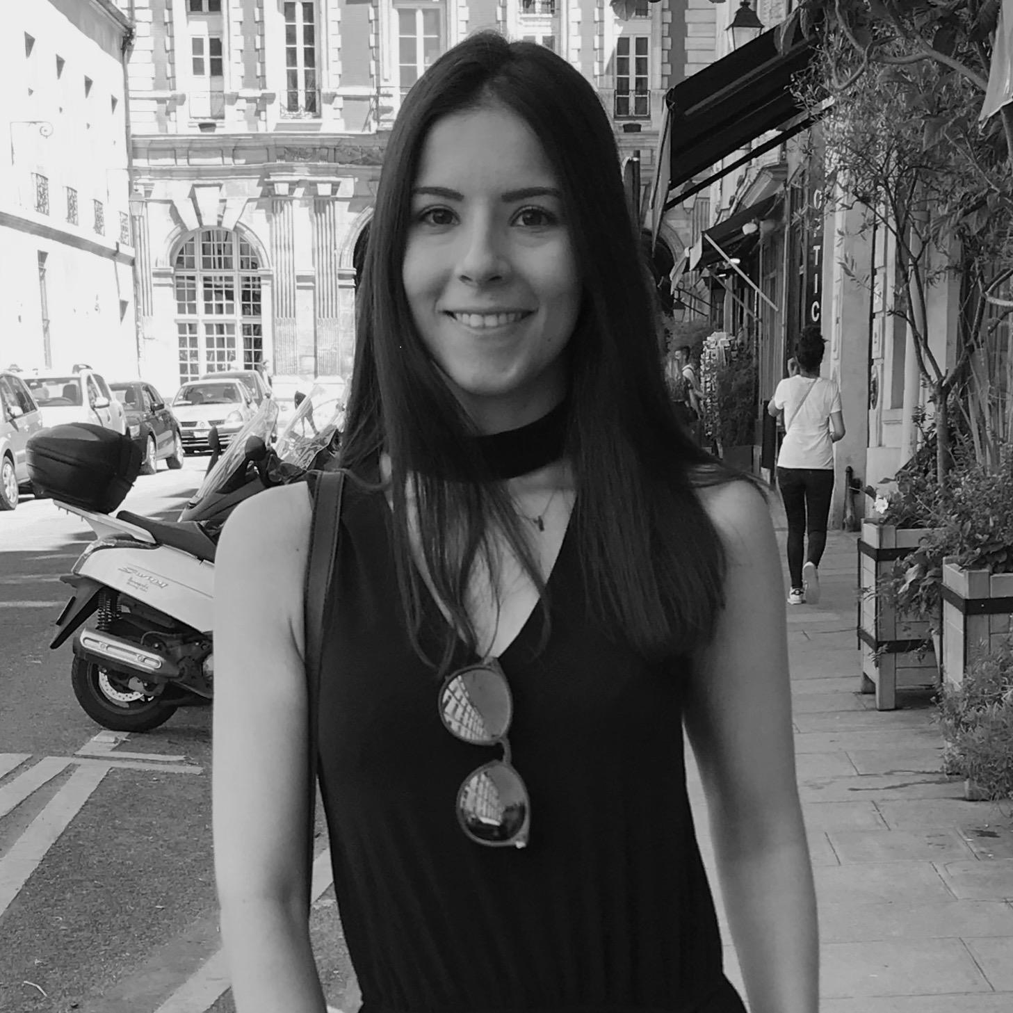 Paula está de pé sorrindo