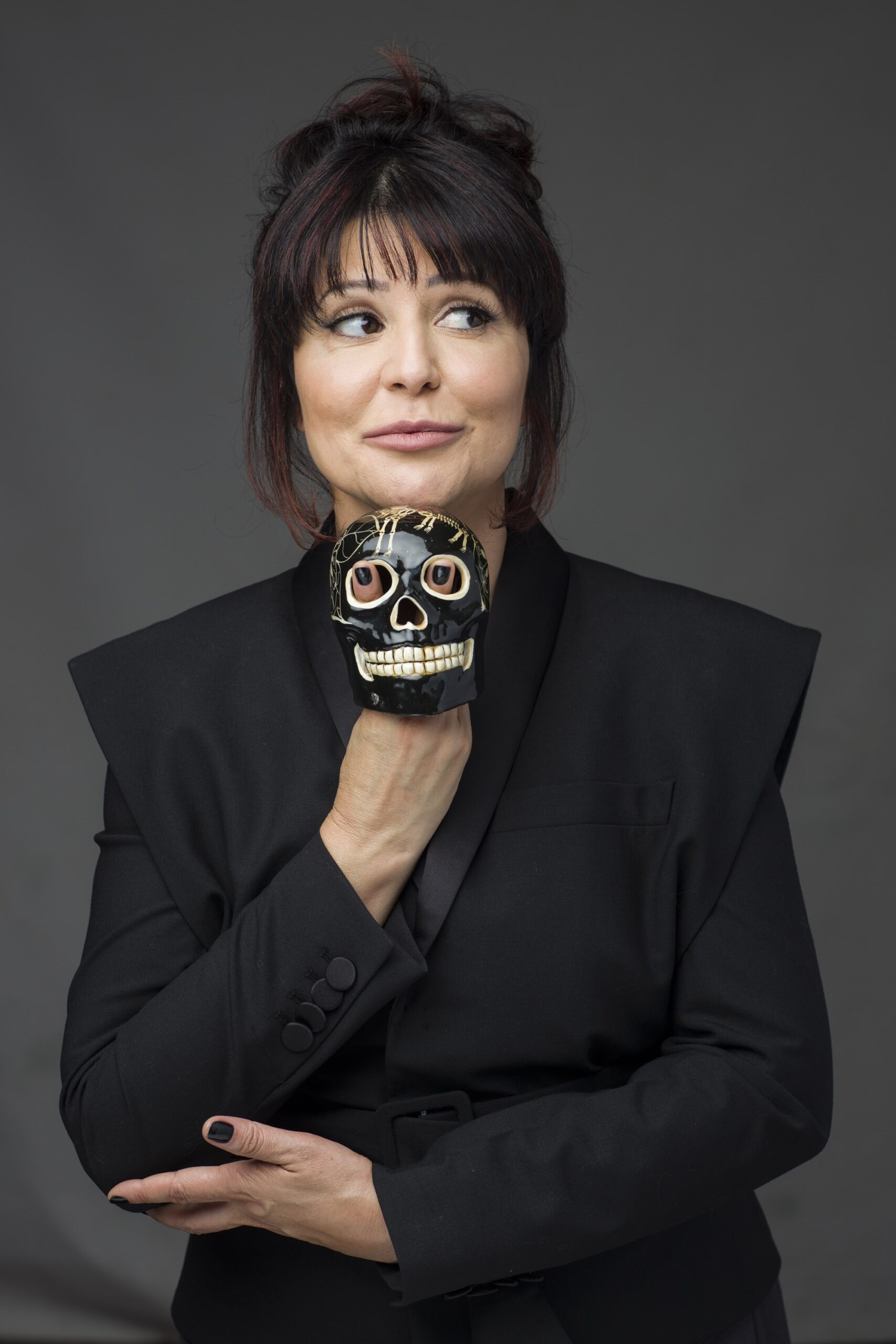 Denise Eler posa com uma caveira de louça.