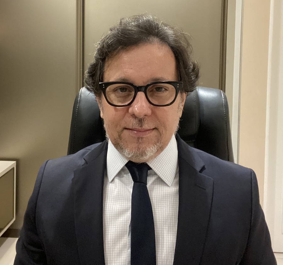 Ruy está olhando para frente e sorrindo