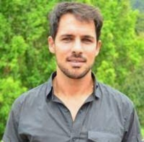 felipe olha para frente e sorri