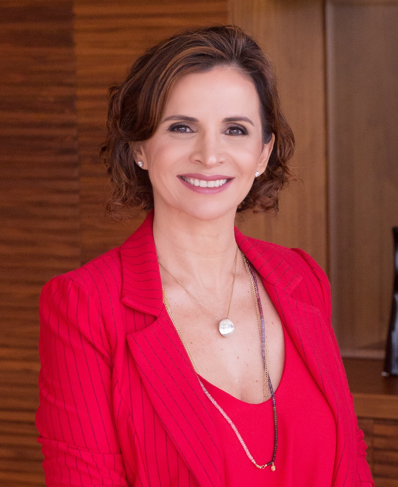 adriana olha para frente e sorri