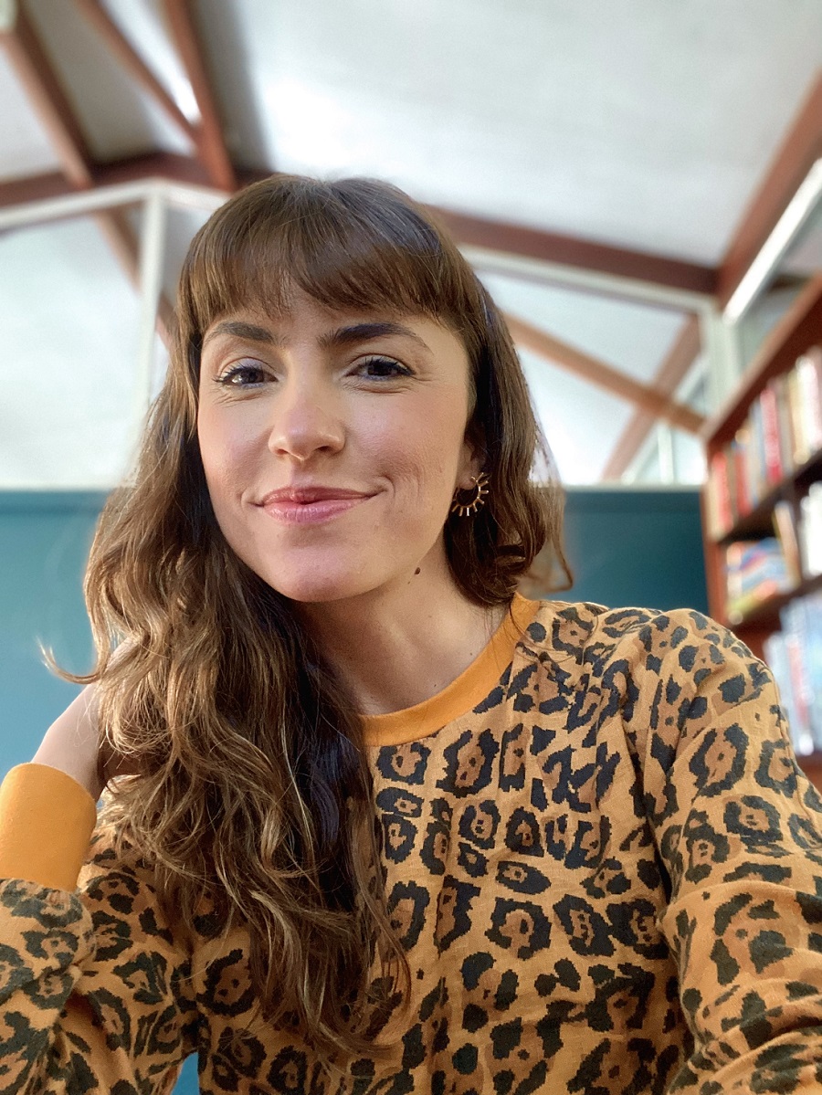 Luiza olha para frente e sorri