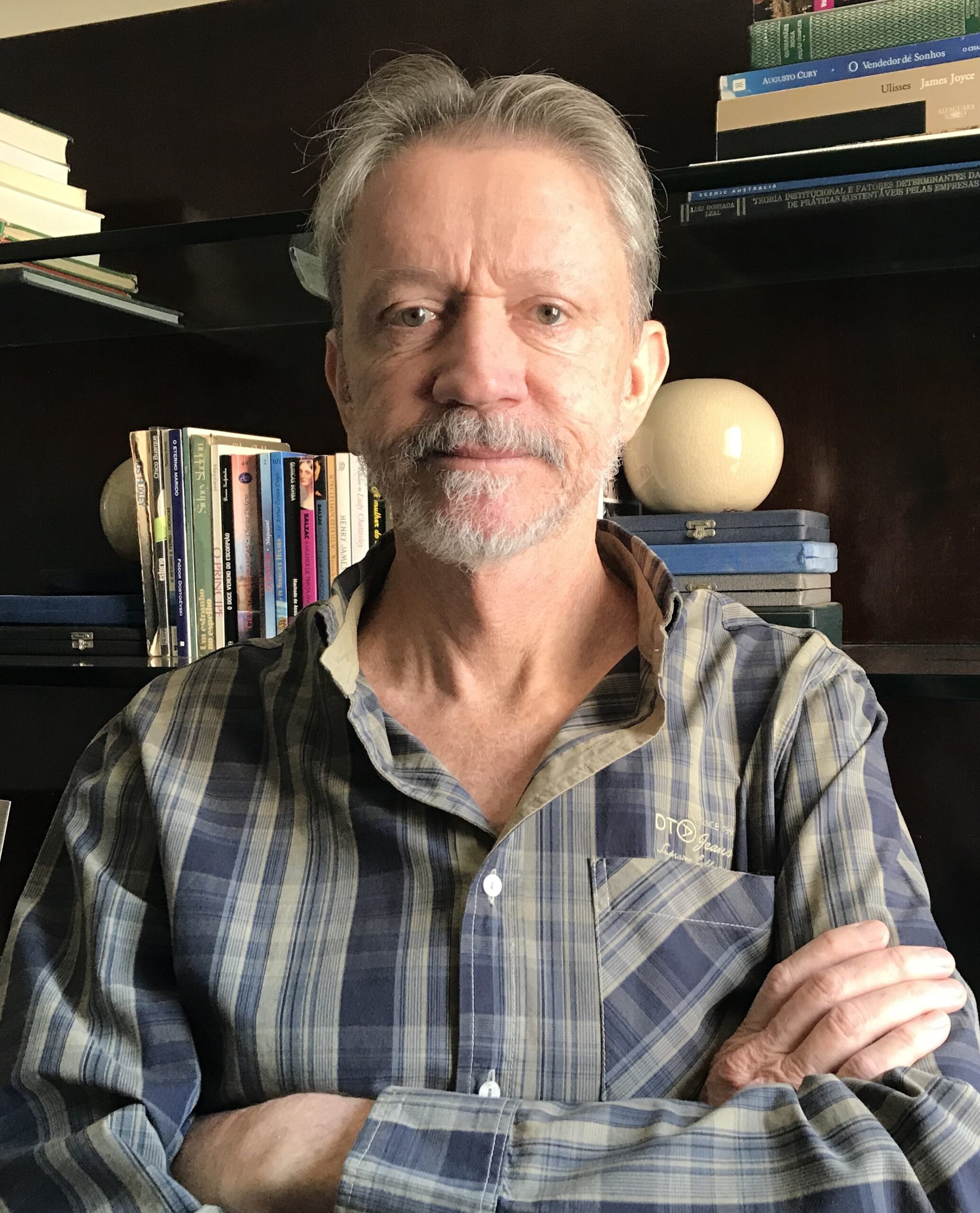 Leal está de braços cruzados olhando para a frente