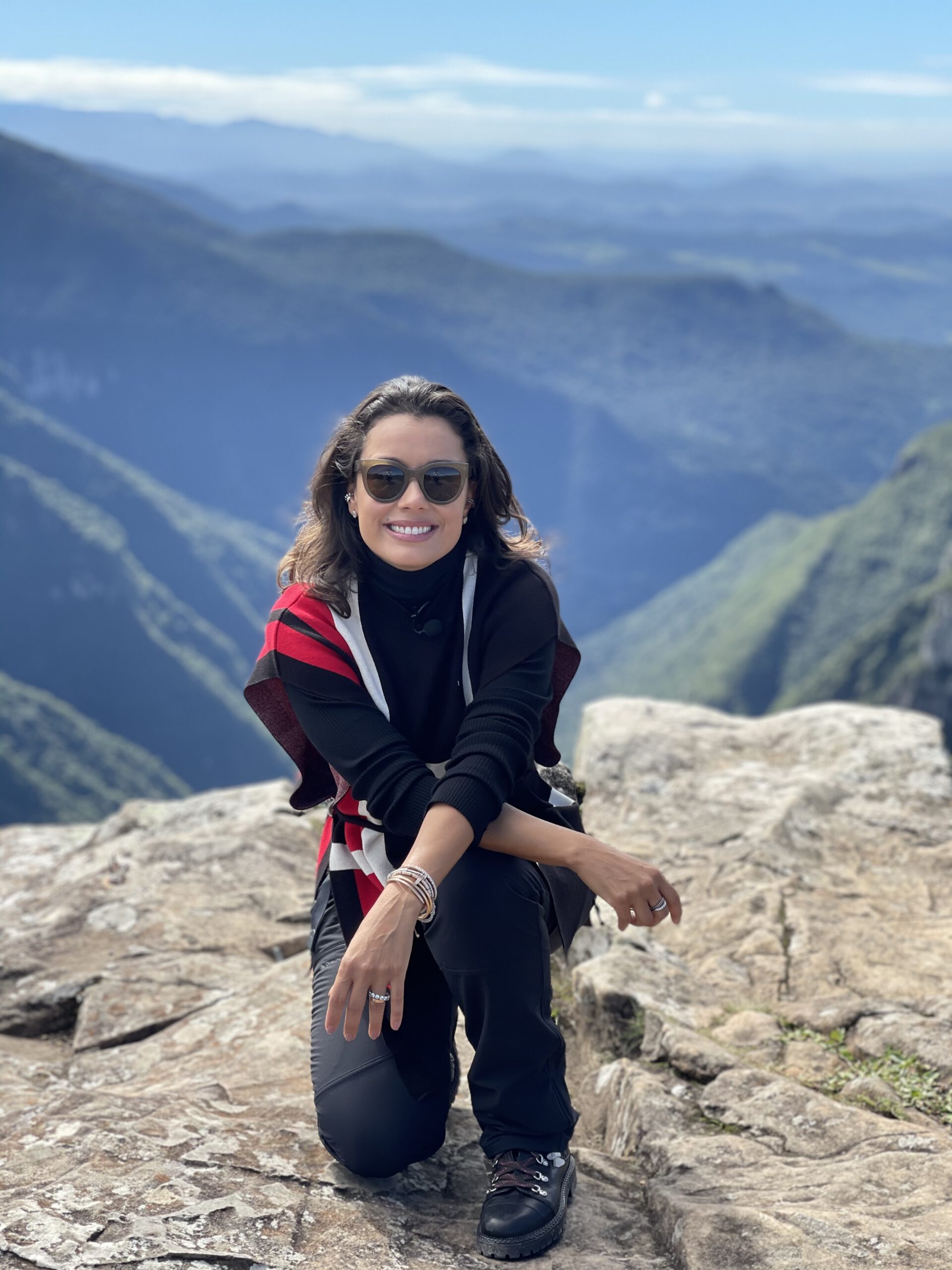 Daniela está à frente de um grande cânion no Rio Grande do Sul, Brasil