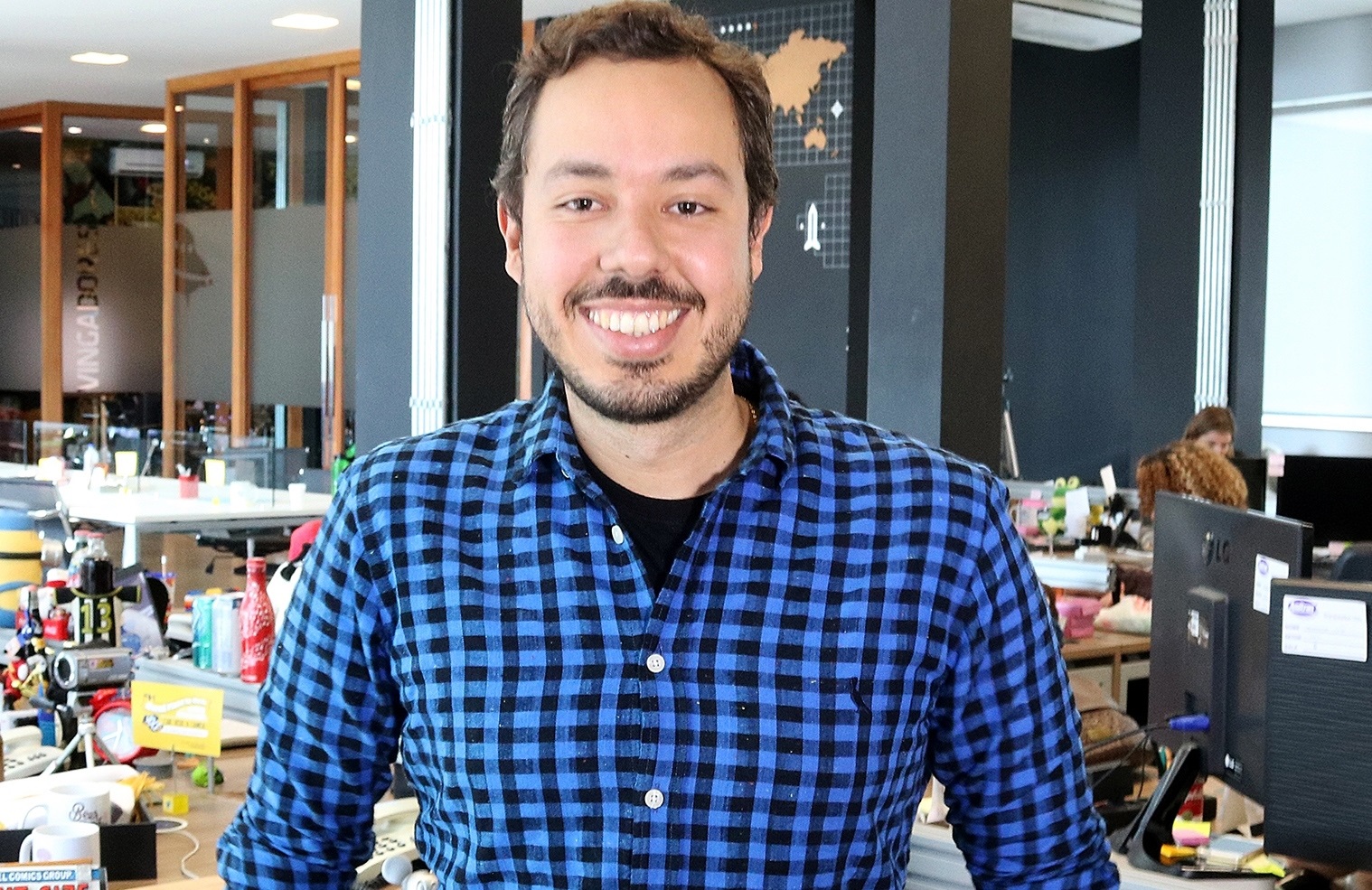 gustavo olha para frente e sorri