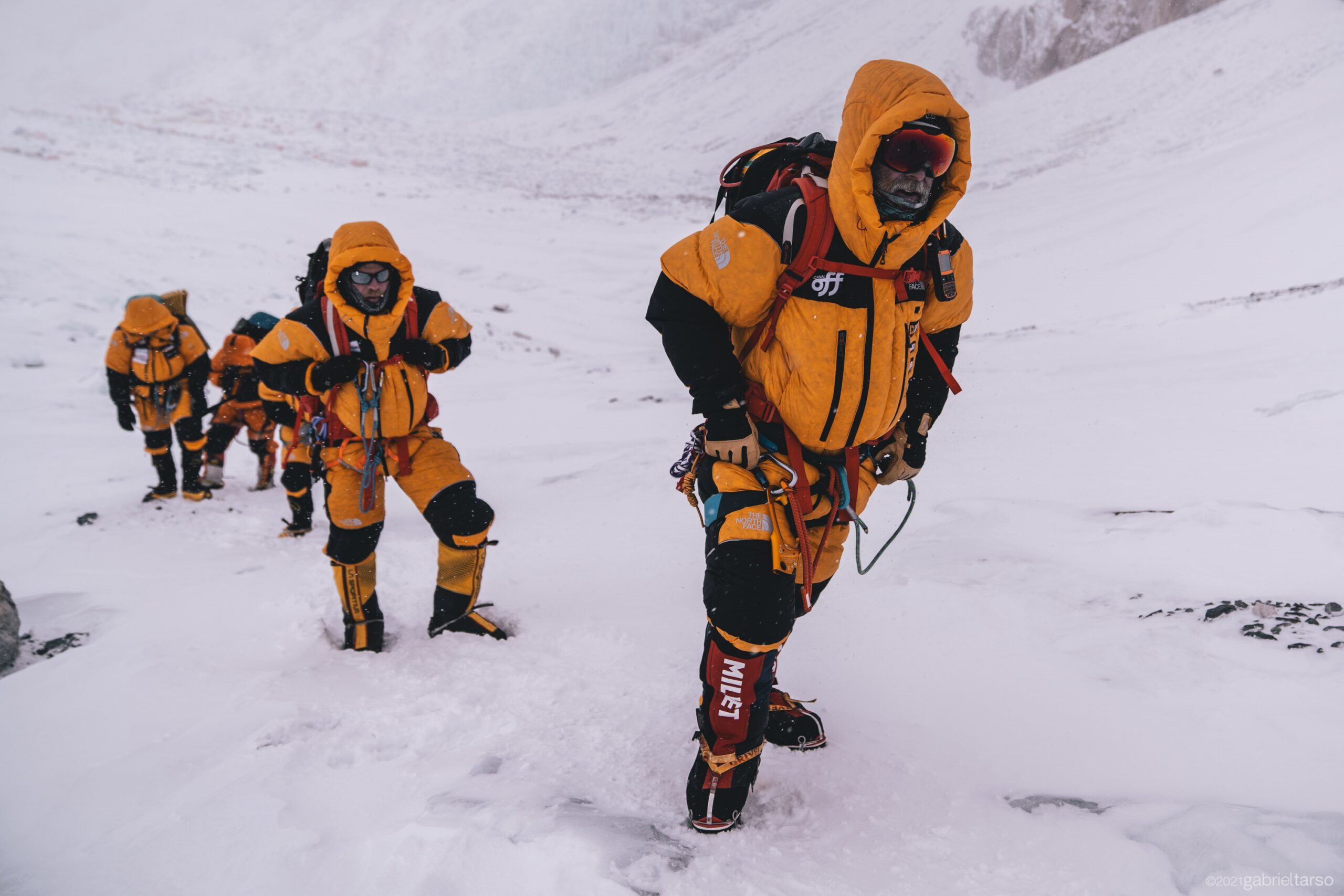 Ziller e mais três pessoas sobem ao Everest