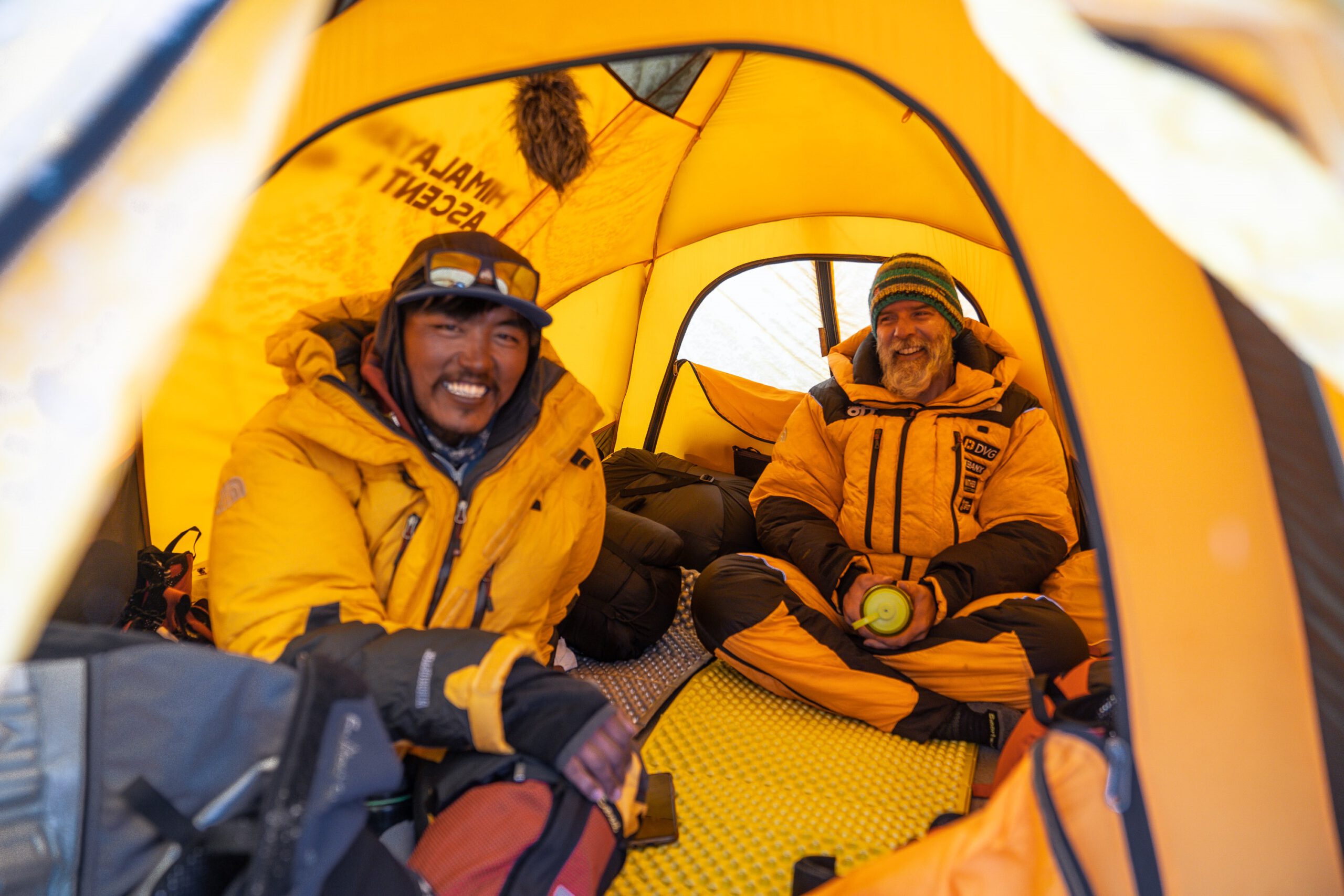 Pemba e Ziller estão dentro da barraca e sorriem